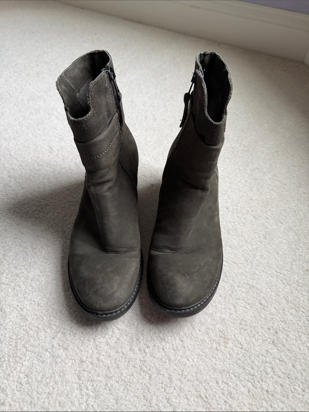 Mix Mooz size 39 (US 8.5-9) Women's Gray Ankle Boots - Classic Zip Side Design
